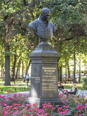 Файл:Памятник Лермонтову (Санкт-Петербург, Александровский сад).jpg —  Википедия