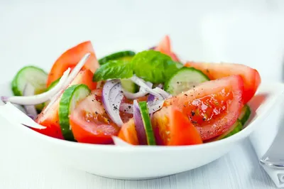 Салат из свежих помидоров и огурцов | II категория | (№ 59)