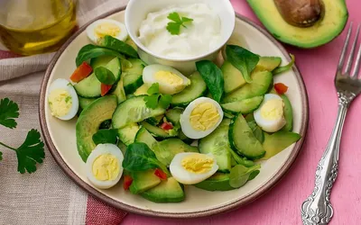 Салат из свежих огурцов, яйца и авокадо | Дачная кухня (Огород.ru)