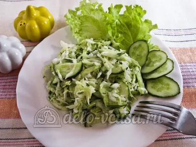 Салат из свежих овощей, сочной зелени и авокадо: рецепт с фото