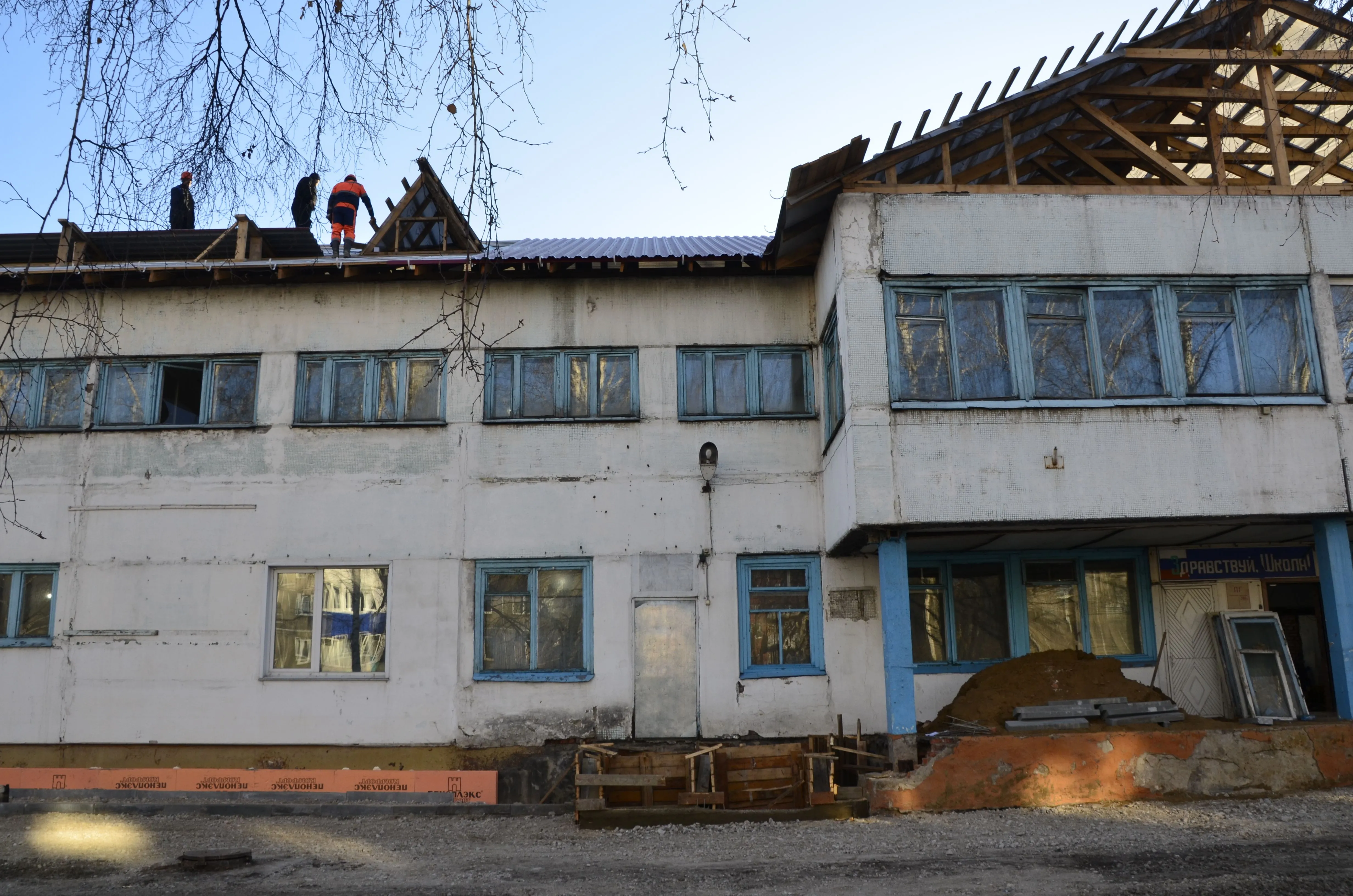 Детский сад столица. Дружинский детский сад здание Омск. Здание детского сада на Красноярской 17. Здание старого детсада в Восточном Бирюлёво. Погода здание.