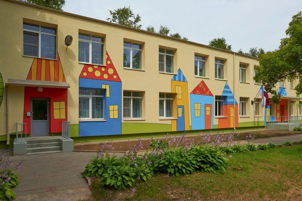Детский сад здание. Детский сад фасад. Фасад здания детского сада. Детский садик здание. Детские сады в озерах