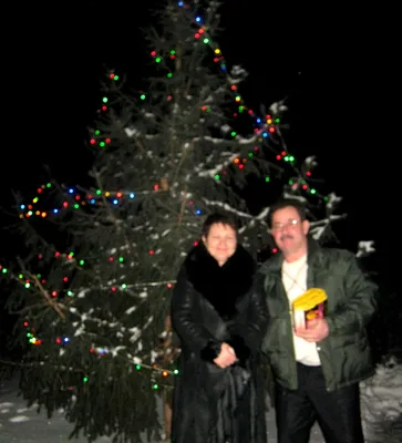 Молодая обычная семья 2 Молодые муж и жена около новогодней елки Счастливые  молодые пары Hetero украшают елку на Стоковое Фото - изображение  насчитывающей поджигателей, ново: 168048974