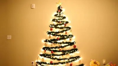 Елка на стене. Как сделать новогоднюю елку на стене? | Ideas para arboles  de navidad, Arbol de navidad original, Arbol de navidad pared