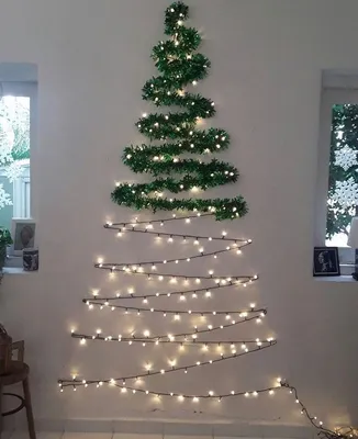Преображаем интерьер к новогодним праздникам: как сделать елку из гирлянды  на стене