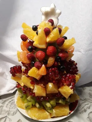 Рождественская елка украшена фруктами киви, грейпфрутом, апельсином и  клементином Здоровое питание и питание Стоковое Фото - изображение  насчитывающей здоровье, красно: 165214942