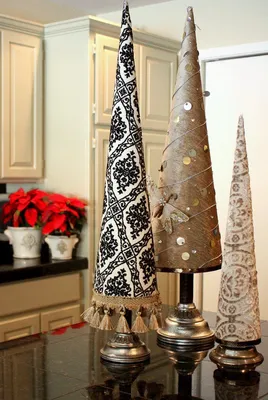 Новогодняя елка своими руками: конус и ткань | Рождественская ёлка своими  руками, Рождественские проекты, Рождественские каникулы