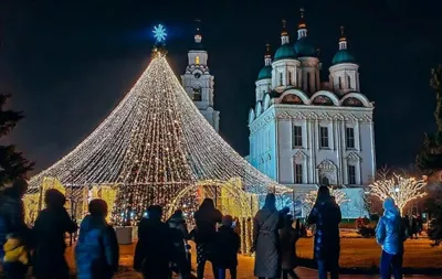 Матрешки, калачи, светящиеся игрушки: главная новогодняя елка в Кремле -  РИА Новости, 23.12.2019