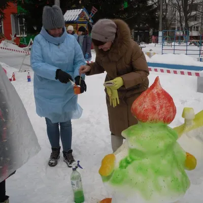 В Новосибирске жители во дворах слепили забавные фигуры из снега, снеговик  с грудью - 19 декабря 2021 - НГС