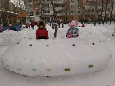 Воспитатели совместно с родителями и детьми построили свой снежный городок