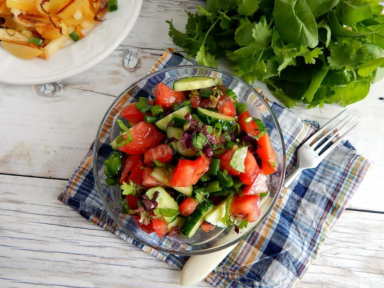 Салат помидоры огурцы зелень калорийность