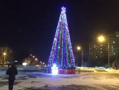 Дети веселятся возле елки на улице…» — создано в Шедевруме