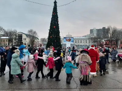 Снеговик на улице возле большой …» — создано в Шедевруме