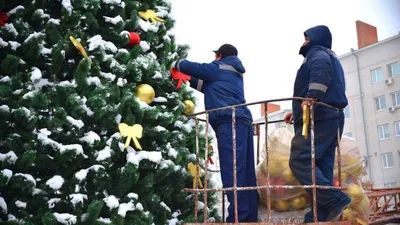 Украшение новогодней елки на улице