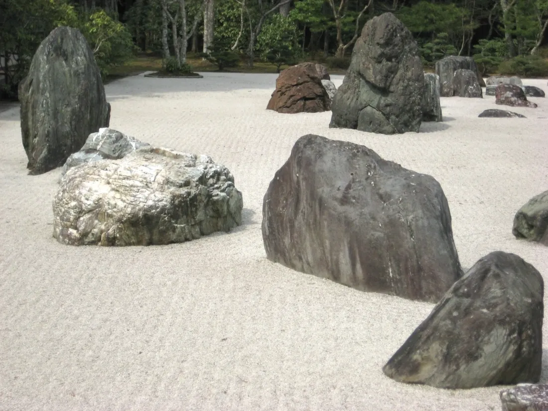 Японские камни купить. Сад 7 камней в Японии. Карэсансуй японский сад. Японский Каменистый сад. Сад камней Рёандзи.