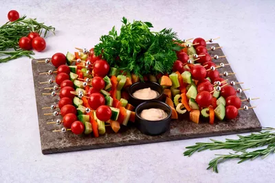 Канапе закуски. Греческий салат с сыром и оливками фета свежих овощей  Стоковое Изображение - изображение насчитывающей аппетитно, диеты: 192349995