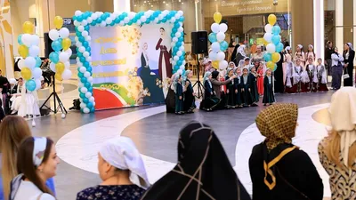 Кадыров поздравил женщин с Днем чеченской женщины | ИА Красная Весна