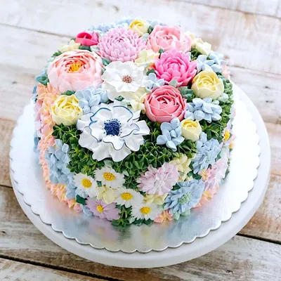 Торт на день рождения женщине с цветами и ягодами