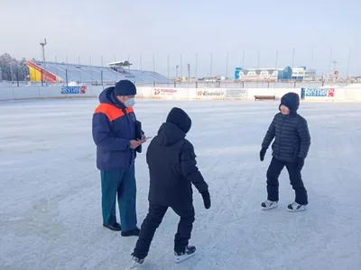 Счастливая Пара На Коньках На Катке На Открытом Воздухе — стоковые  фотографии и другие картинки Катание на коньках - iStock