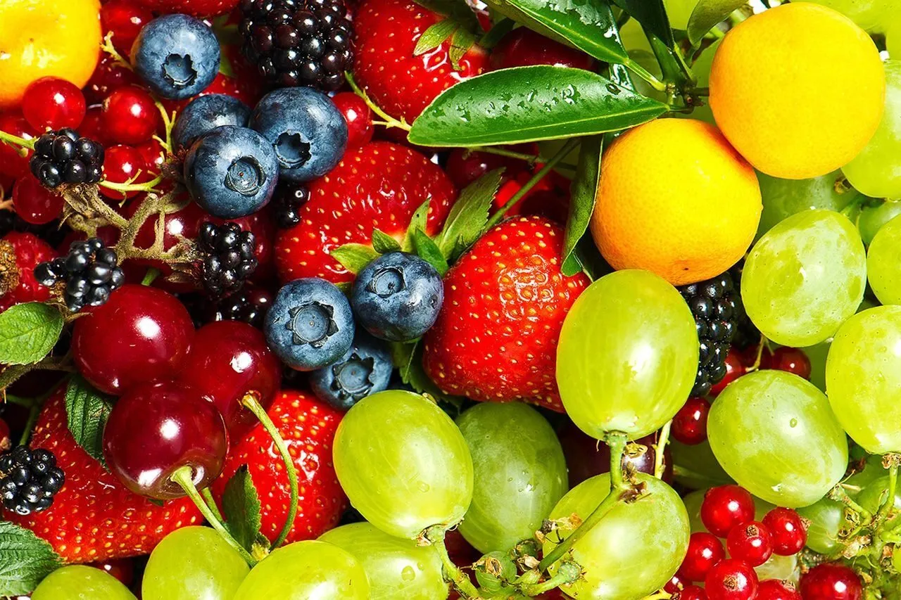 Какие фрукты являются ягодами. Лето фрукты. Фрукты и ягоды. Овощи, фрукты, ягоды. Сочные фрукты.