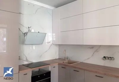Кухонный фартук из закаленного стекла на всю стену с текстурой белого  мрамора в Минске