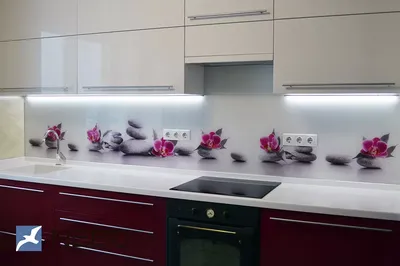 Кухонный фартук из стекла с фиолетовыми орхидеями на светло-серых  СПА-камнях в Минске