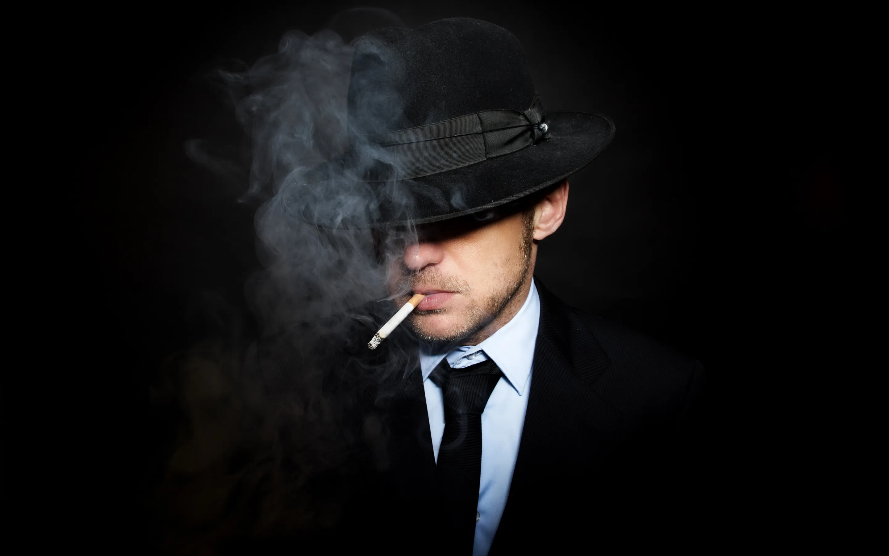 Мужчина в шляпе с сигарой. Мафиози с сигарой. Брутальный мужчина в шляпе. Брутальный мужчина в шляпе с сигарой.