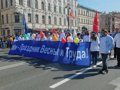 Демонстрация напоминала большой карнавал». Как выглядел московский Первомай  ровно полвека назад - Мослента