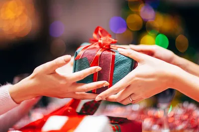 Как вручить подарки на новогодней вечеринке | Лофты для вечеринок и  тренингов
