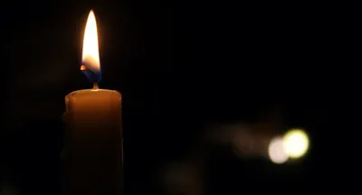 Карта соболезнования Белая мемориальная свеча с белыми цветами и открытой  книгой Похороны, печаль Стоковое Фото - изображение насчитывающей карточка,  все: 196885594