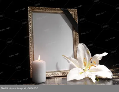 Пустая рамка похорон, свечи и цветы на столе на черном фоне :: Стоковая  фотография :: Pixel-Shot Studio