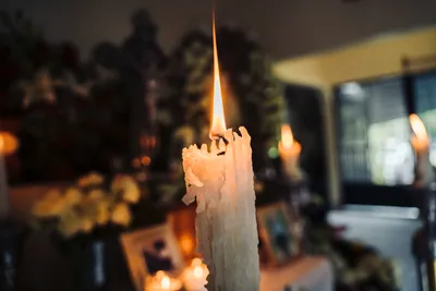 Пустая похоронная рамка, горящая свеча и цветок на столе на темном фоне ::  Стоковая фотография :: Pixel-Shot Studio