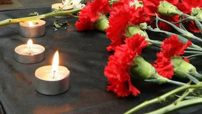 Погасшая свеча и красная роза на черном фоне | Премиум Фото
