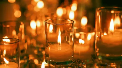 Свеча на кладбище, похороны Стоковое Изображение - изображение  насчитывающей рай, свет: 142632571