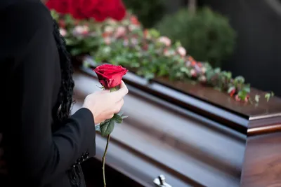Что раздают на похоронах: символизм традиции