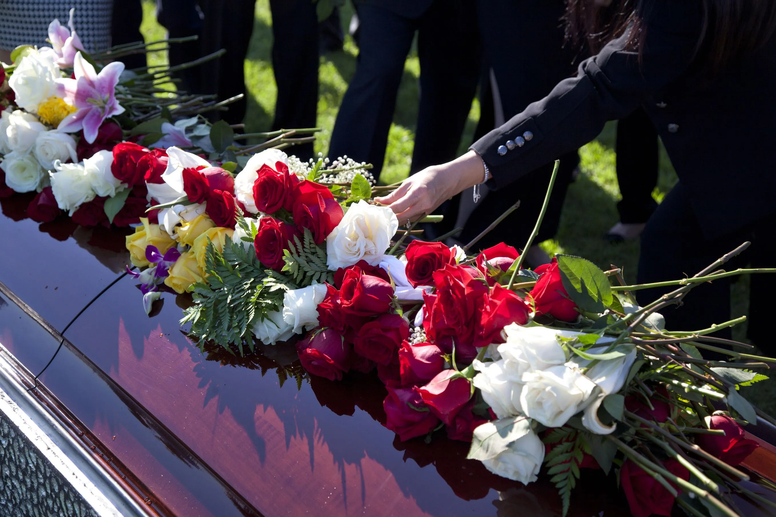 Женщина похоронившая мужа. Цветы на похороны. Цветы на гроб. Букет цветов на похороны мужчине. Гроб с цветами.