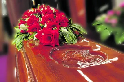 Обилие цветов вокруг гроба: первые фото похорон Виктора Мережко - Экспресс  газета