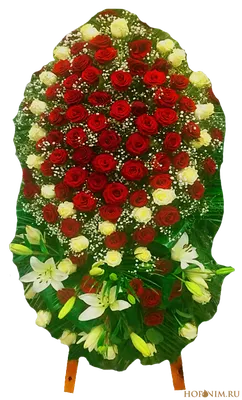 Венок на похороны из живых цветов #16 белые лилии, лапник, хвоя: купить в  Москве с доставкой | Венки24.РФ