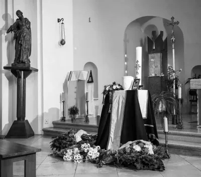 Похороны, красиво украшенные с гробом цветочных композиций Стоковое Фото -  изображение насчитывающей роскошь, похороны: 138353012
