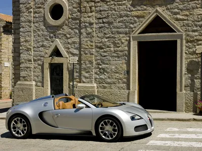 Обои на рабочий стол Бугатти (Bugatti) красивый спортивный суперавтомобиль,  мчится по шоссе, обои для рабочего стола, скачать обои, обои бесплатно