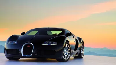 Обои на рабочий стол Bugatti Veyron / Белый Бугатти Вейрон стоит на дороге  в пустыне, обои для рабочего стола, скачать обои, обои бесплатно