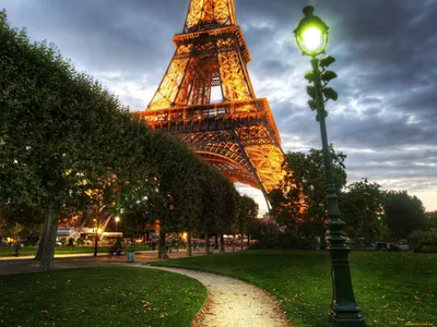 Обои - Города Париж (Франция), обои для рабочего стола, фотографии города,  париж, франция, eiffel, tower, эйфелева, башня, дорога, paris, france,  фонари, дорожный, знак, авто, машины Обои для рабочего стола, скачать обои  картинки