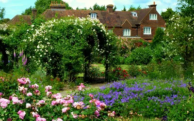 Картинка на рабочий стол сад, английский, united, kingdom, houses, gardens,  roses, chiswell green, day, light, sun, summer, nice, wide 1920 x 1200