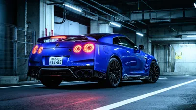 Обои на рабочий стол Синий Nissan Skyline заходит в дрифт в городе, обои  для рабочего стола, скачать обои, обои бесплатно