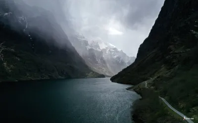 Картинка на рабочий стол norway, озеро, горы, geiranger, гейрангер, лодка,  норвегия 2560 x 1600