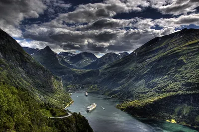 Обои Geirangerfjorden, Norway Природа Реки/Озера, обои для рабочего стола,  фотографии geirangerfjorden, norway, природа, реки, озера, норвегия, фьорд,  горы, вода, водопад, цветы Обои для рабочего стола, скачать обои картинки  заставки на рабочий стол.