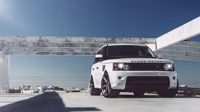 Обои на рабочий стол Черный автомобиль Range Rover стоит на фоне гор, обои  для рабочего стола, скачать обои, обои бесплатно