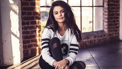 Обои для рабочего стола Selena Gomez Шатенка девушка Рубашка