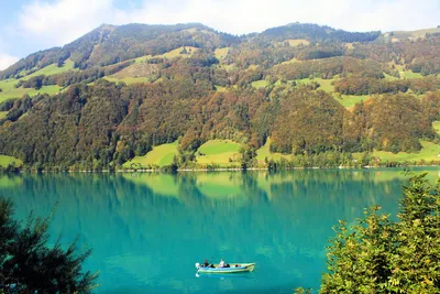 Замок на озере в горах Швейцарии - обои на рабочий стол