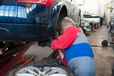 Автомеханик Работает На Автомобильном Двигателе В Гараже Механиков  Ремонтная Служба Подлинный Крупным Планом Выстрел — стоковые фотографии и  другие картинки Авторемонтная мастерская - iStock